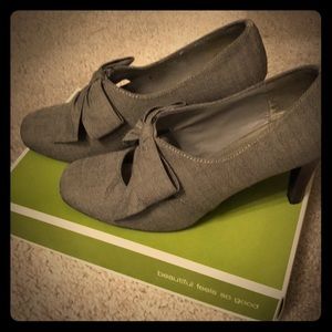 Lorrie, Taupe- Ribbon Heels